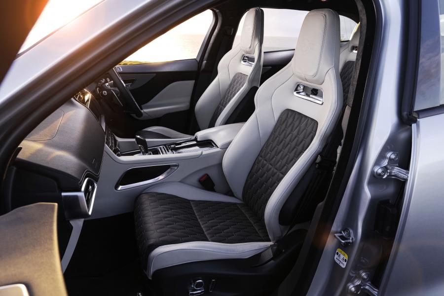 Интерьер Jaguar F-Pace SVR 2019 года  (AU) (фото 25 из 40)